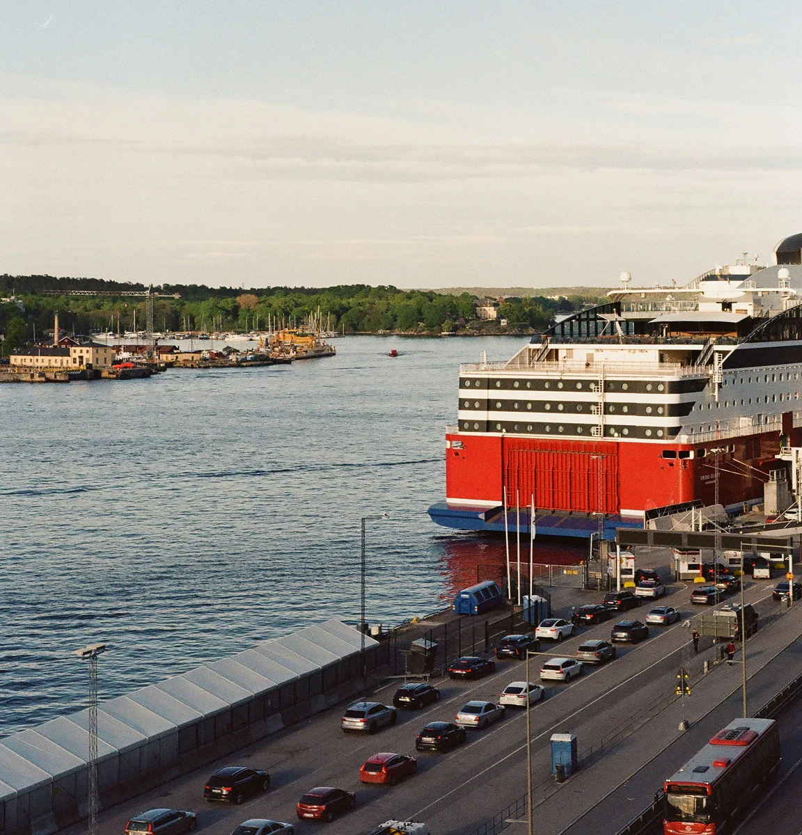 Färja lastad med bilar vid en hamnterminal, redo för avfärd över gränsen.